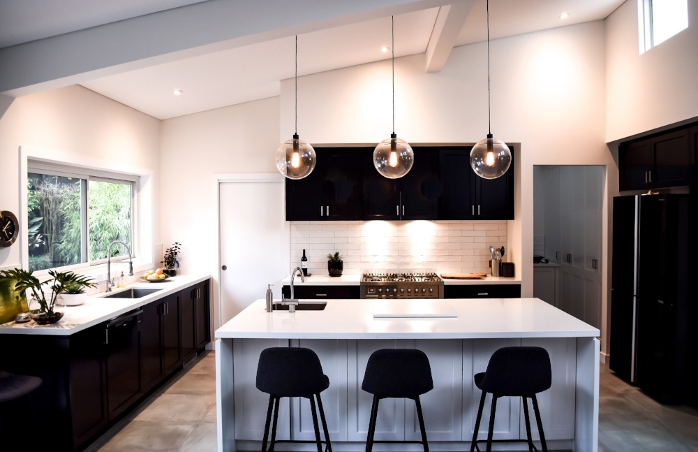 a-modern-kitchen-in-a-contemporary-black-and-white-design_t20_W7PNlL-1-096629-edited